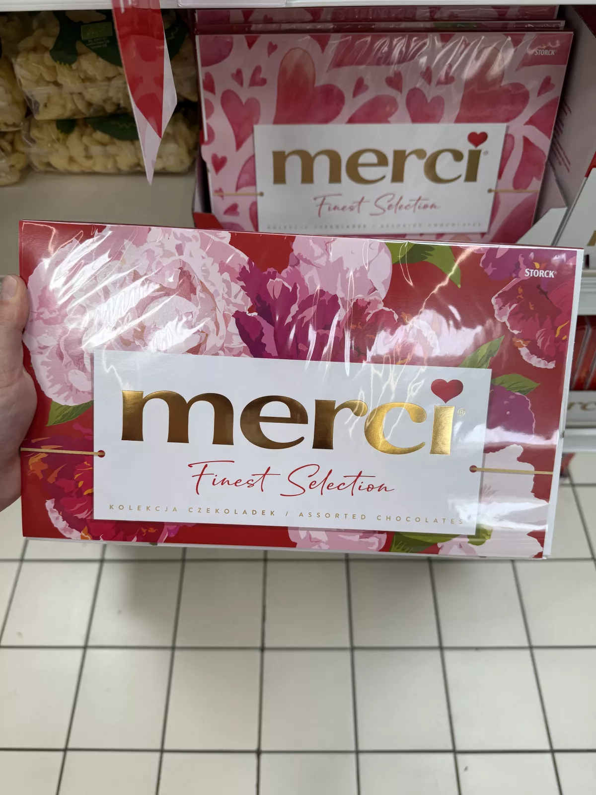 merci Finest Selection Kolekcja czekoladek / Assorted Chocolates (czerwone w różowe kwiaty) | 400g