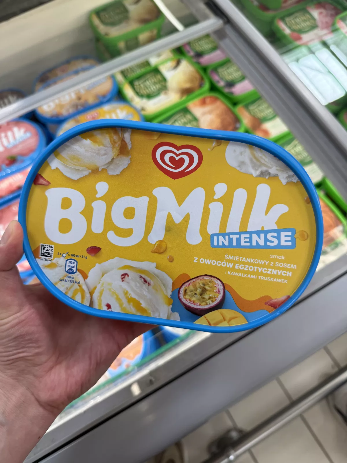 Algida Big Milk Intense Śmietankowy z sosem z owoców egzotycznych i kawałkami truskawek | 900ml