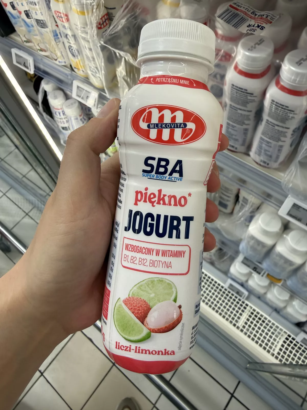 Mlekovita Super Body Active piękno Jogurt liczi-limonka wzbogacony w witaminy (napis „BIOTYNA” na froncie) | 330g