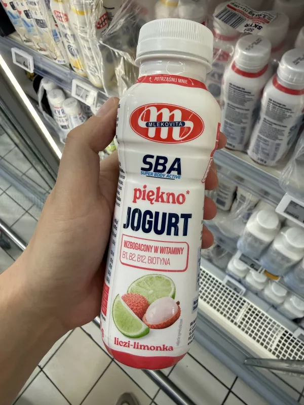 Mlekovita Super Body Active piękno Jogurt liczi-limonka wzbogacony w witaminy (napis „BIOTYNA” na froncie) | 330g