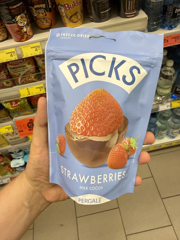 Pergalė Picks Strawberries Milk Cocoa / Liofilizowane truskawki w polewie czekoladowo-kakaowej | 90g