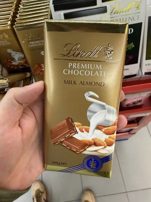 Lindt Premium Chocolate Milk Almond / Czekolada mleczna z kawałkami migdałów | 100g