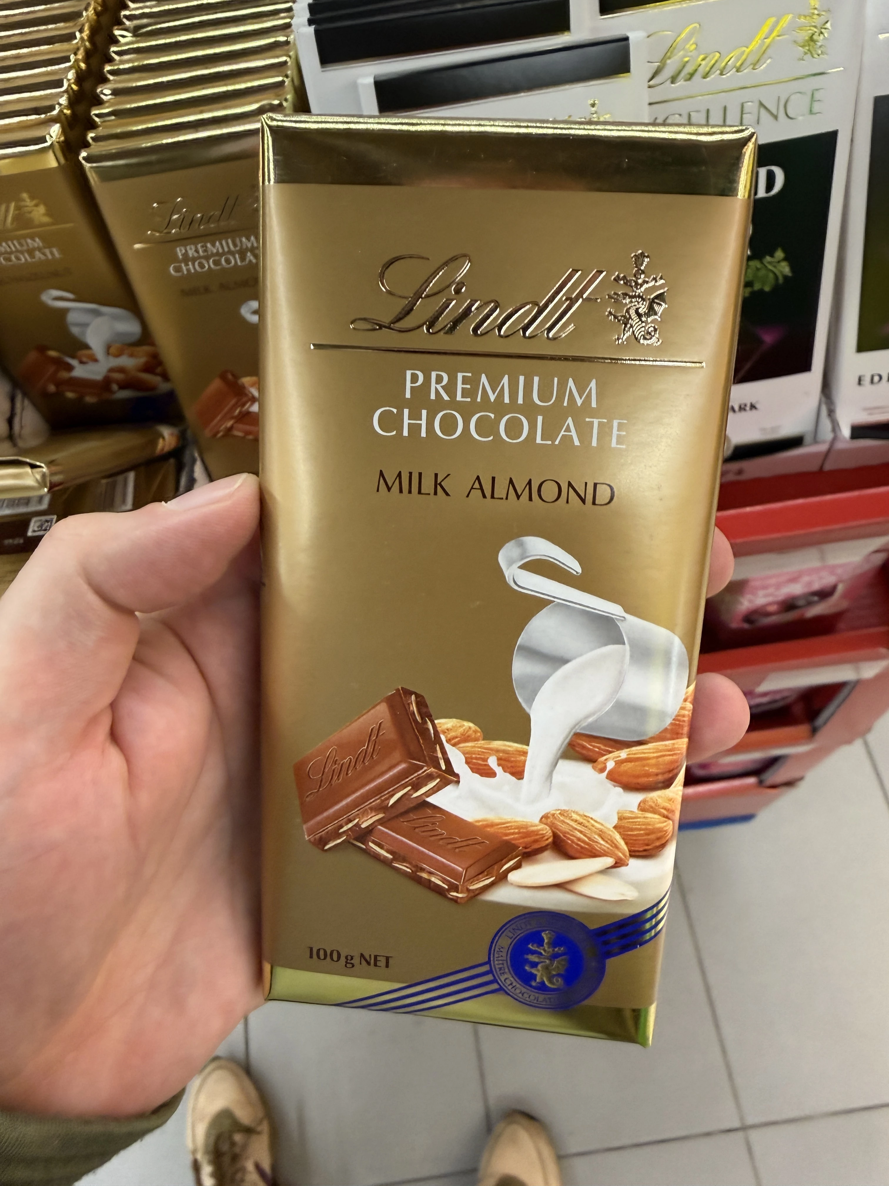 Lindt Premium Chocolate Milk Almond / Czekolada mleczna z kawałkami migdałów | 100g