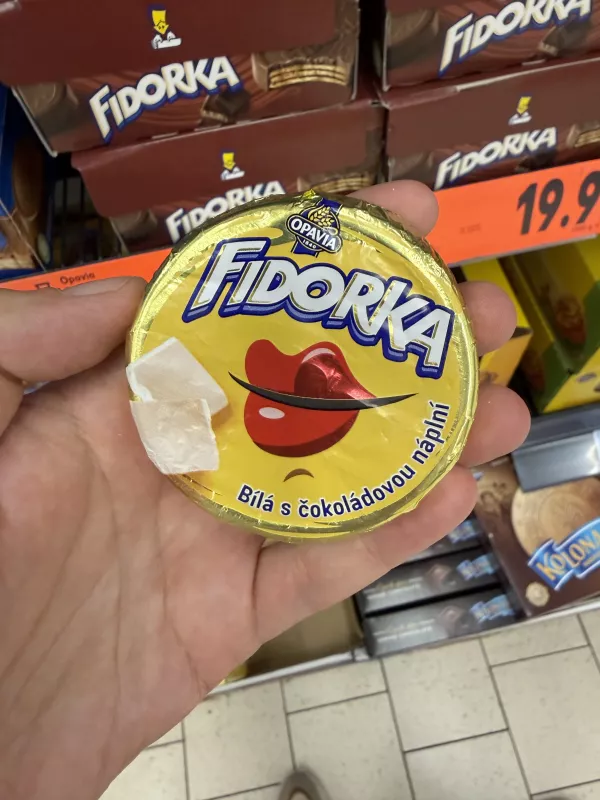 Fidorka Bílá s čokoládovou náplní / Fidorka biała z nadzieniem czekoladowym (czerwone usta) | 30g