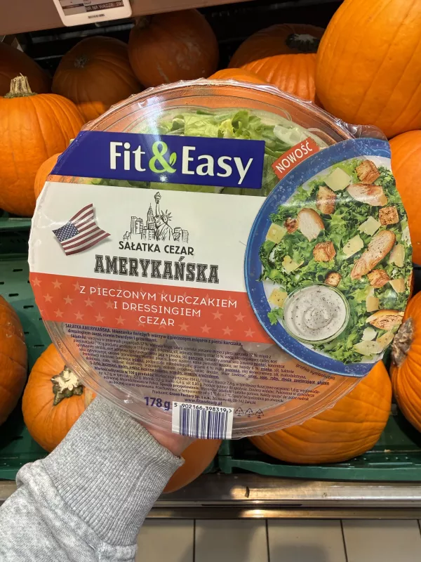 Fit & Easy Sałatka Cezar Amerykańska z pieczonym kurczakiem i dressingiem cezar | 178g