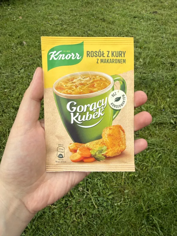 Knorr Gorący Kubek Rosół z kury z makaronem (beżowe tło) | 12g
