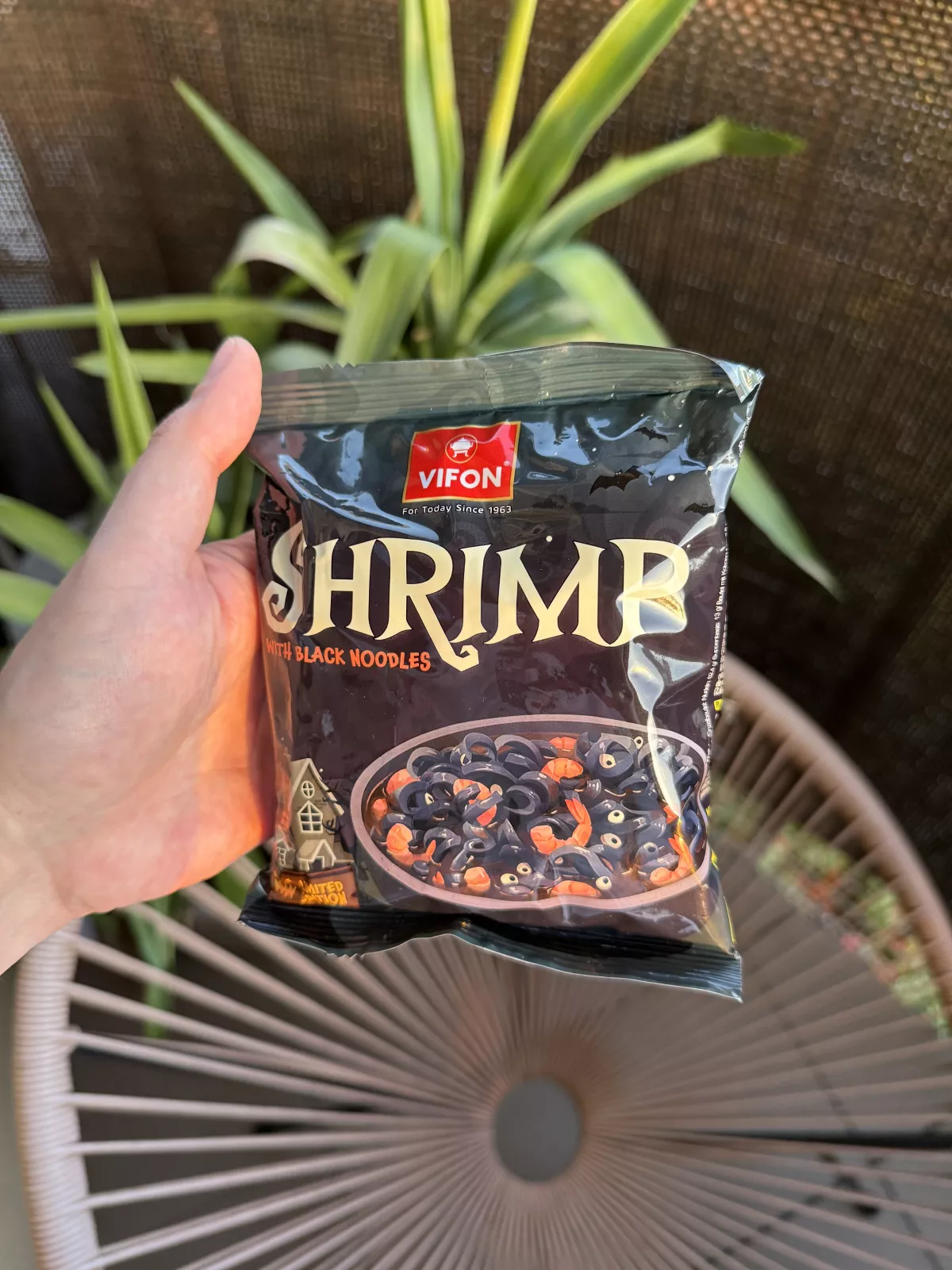 Vifon Shrimp with Black Noodles zupa błyskawiczna o smaku krewetkowym z chili | 70g