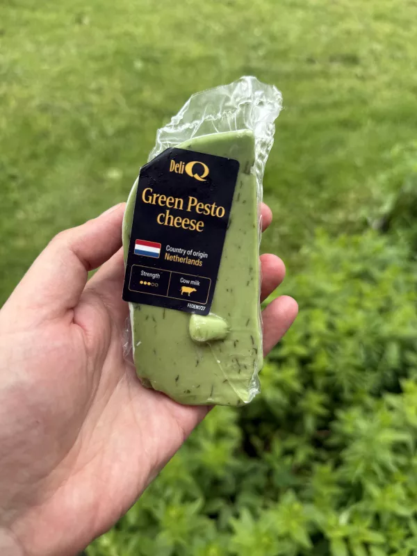 Deli Q Green Pesto cheese / Ser półtwardy z bazylią i czosnkiem | 136g