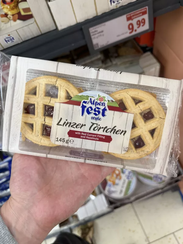 Alpenfest Style Linzer Törtchen with Red Currant Filling and Hazelnuts / Ciastka kruche z nadzieniem z czerwonej porzeczki i orzechami laskowymi | 145g