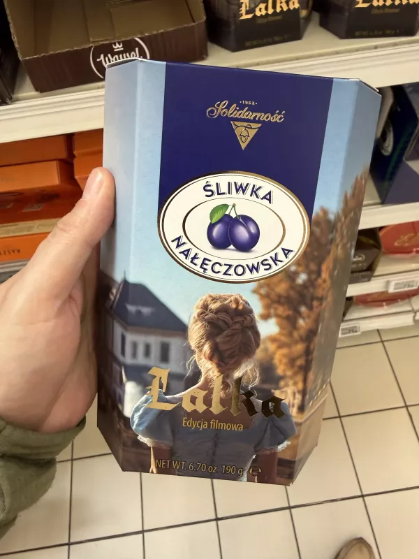 Solidarność Śliwka Nałęczowska w czekoladzie Lalka Edycja filmowa, kobieta w błękitnej sukni | 190g