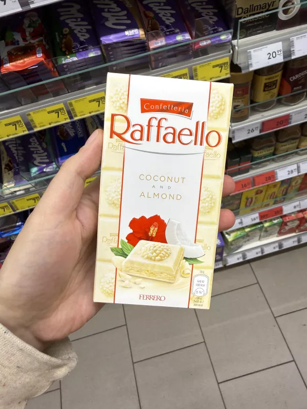Confetteria Raffaello Coconut and Almond / Czekolada biała z nadzieniem kokosowym i migdałowym | 90g