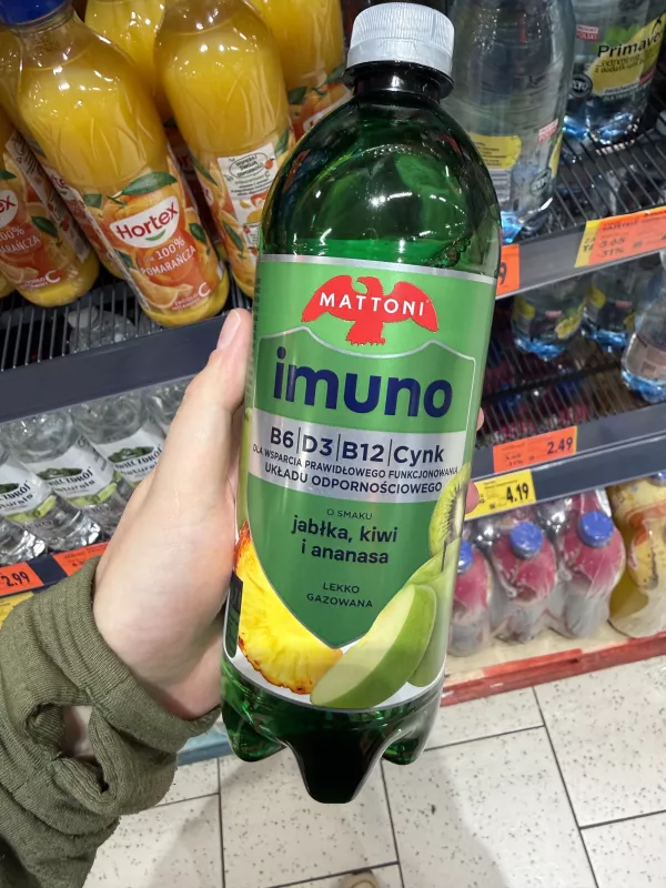 Mattoni Imuno o smaku jabłka, kiwi i ananasa, lekko gazowany | 700ml