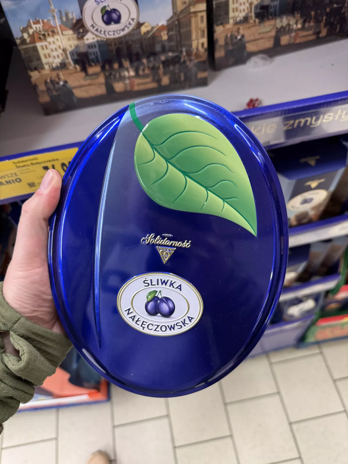 Solidarność Śliwka Nałęczowska w czekoladzie Art Collection (niebieska owalna puszka z liściem) | 250g