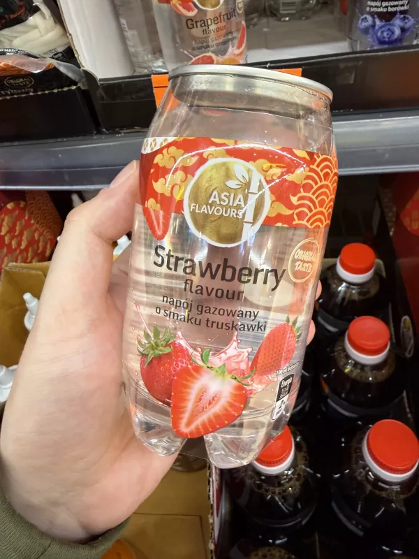 Asia Flavours Strawberry Flavour / Napój gazowany o smaku truskawki | 350ml